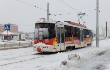 Видео с заваленным снегом трамваем в Витебске набрало миллионы просмотров