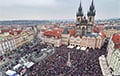 В Чехии десятки тысяч вышли на площади в поддержку президента