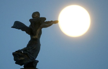 Ночью над Беларусью видели Снежную Луну