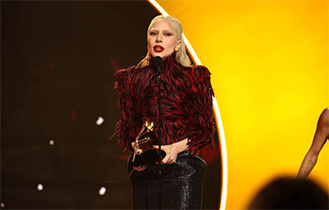 Леди Гага предстала на премии «Грэмми» в костюме птицы в клетке