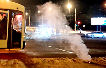 Искрящийся провод оказался под напряжением на перекрестке