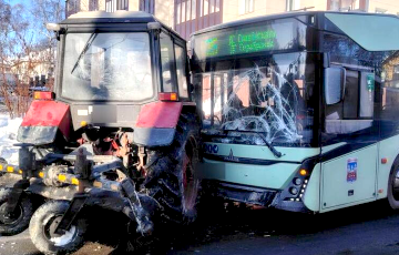 У Мінску тралейбус сутыкнуўся з трактарам