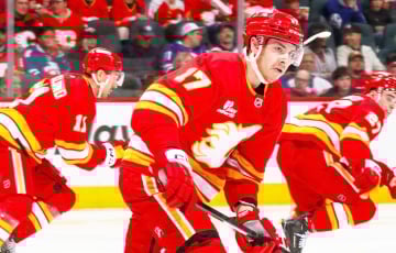 Белорусскому хоккеисту в матче НХЛ выбили четыре зуба