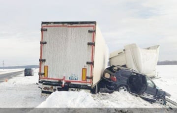 Фура ушла в занос и вылетела на встречку в BMW