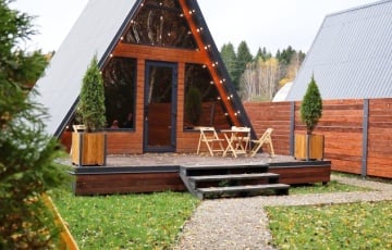 В Витебской области продают необычную усадьбу с выходом к озеру