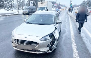 У цэнтры Мінска ў грузавіка адарвалася кола і пашкодзіла два аўтамабілі