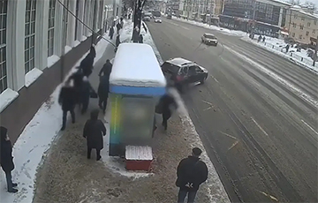 В Гомеле автомобиль вылетел на остановку, полную людей