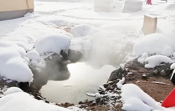 У Смалявічах трэці тыдзень пасярод вуліцы б'е фантан гарачай вады