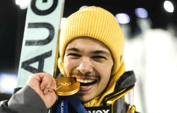 Алімпійскі чэмпіён у скачках на лыжах з трампліна змагаецца з баяззю вышыні