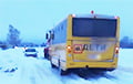 Школьный автобус с детьми застрял в снегу под Буда-Кошелево