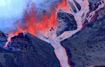 На французском острове внезапно началось извержение вулкана