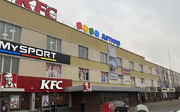 Мужчина забрался на крышу ТЦ в Молодечно