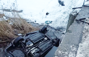 В Ельском районе машина упала с моста в реку