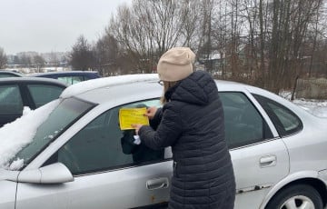 В Беларуси припаркованные автомобили получают желтые метки