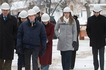 Сенаторы США посетили одну из поврежденных россиянами ТЭЦ в Киеве