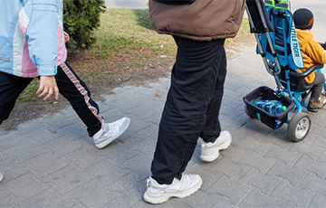 «На вуліцы мінус 7, а бацькі кармілі дзяцей праз вароты, праз агароджу»