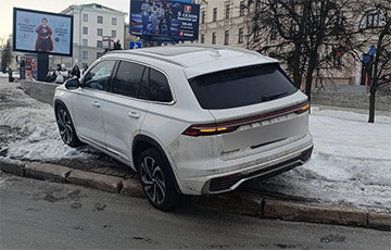 У Мінску кіроўца Geely вылецеў з дарогі на скрыжаванні