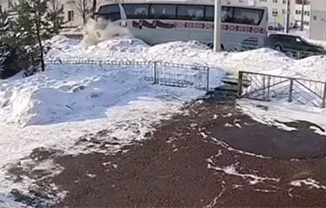 У Магілёве аўтобус з пасажырамі на поўнай хуткасці ўрэзаўся ў дрэва