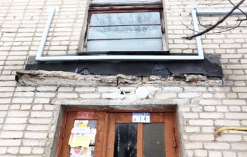 В Молодечно с подъезда рухнул бетонный козырек