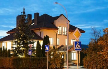 У Драздах аператыўна спрабуюць прадаць дом, які ўзвёў высокапастаўлены чыноўнік