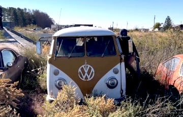 Редкий автодом Volkswagen поехал после почти 40 лет простоя на улице