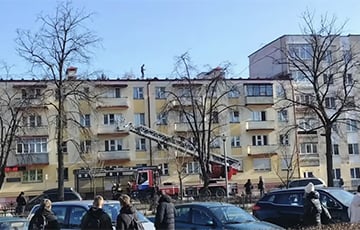 В Бресте мужчина на крыше 4-этажного дома устроил переполох