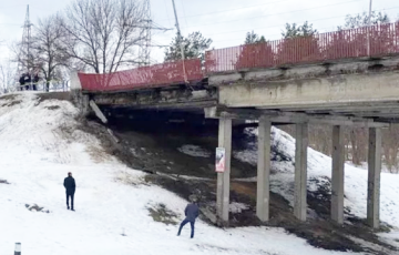 У Бобруйске чуть не обрушился мост через железную дорогу