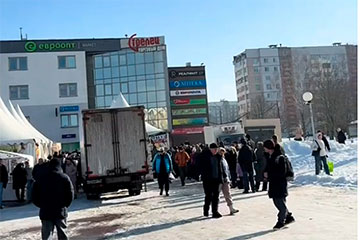 Белорусы выстроились в гигантскую очередь