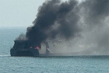 Новейший военный корвет Ирана охвачен огнем