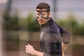 Левандоўскі распачаў трэніроўкі ў ахоўнай масцы пасля траўмы