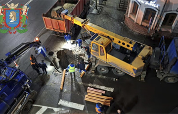 У цэнтры Віцебска на перакрыжаванні ўтварылася велізарная яма