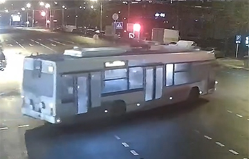 В Минске на переходе троллейбус сбил женщину