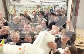 Жители Москвы устроили штурм теплиц с тюльпанами