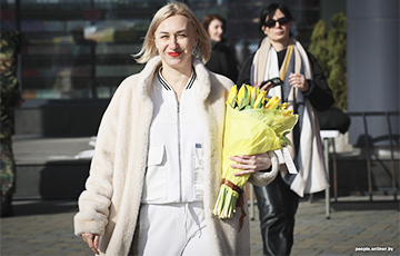 Мужчины с букетами, девушки с улыбками: что происходит 8 Марта в Минске