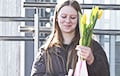 Мужчины с букетами, девушки с улыбками: что происходит 8 Марта в Минске