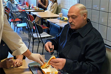Лукашенко пришел в заведение фастфуда с ножом