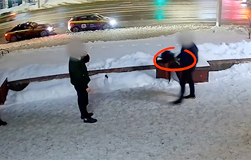 В Минске мужчина взял чужой букет и подарил его знакомой