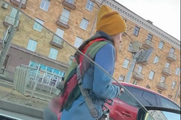 В центре Минска девушка гуляла по проезжей части