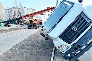 У Мінску перакуліўся аўтапад'ёмнік з рабочым у люльцы