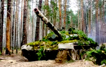 Украинцы превратили замаскированный российский танк в металлолом