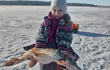 Юная белоруска поймала гигантскую щуку