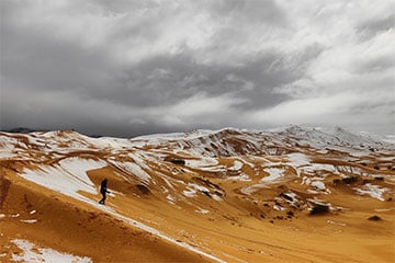 В пустыне Сахара выпал снег