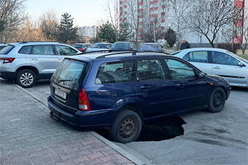 В Бресте под авто провалился асфальт