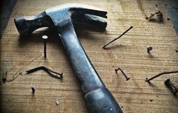 У Баранавічах мужчына дастаў малаток і на вачах у мінакоў пачаў разбіваць шыбы ў піцэрыі