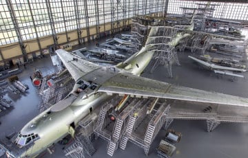 Дроны пробили 10-метровые отверстия в ангаре авиазавода в РФ