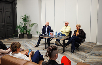 Delfi: У Таліне прэзентавалі кнігу «Беларусь Наталлі Радзінай»