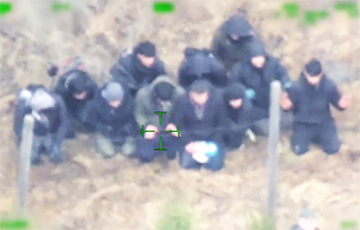 Литва показала задержание нелегалов на границе с Беларусью