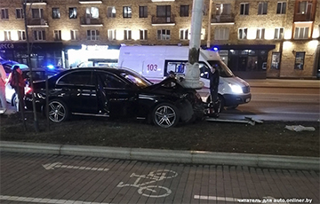 Видеофакт: в Минске Mercedes врезался в столб на проспекте Независимости