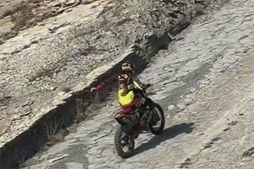Белорусский мотогонщик сорвался со скалы на Черном море и чудом выжил