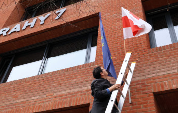 Над зданиями Праги подняли бело-красно-белые флаги